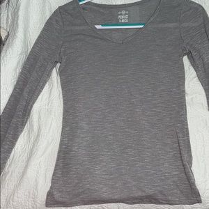 ✨Perfect V neck gray long sleeve shirt✨